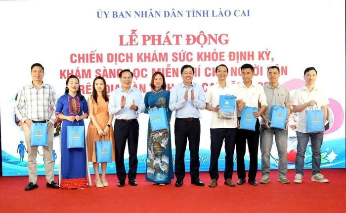 Ban Tổ chức trao quà tặng cho các doanh nghiệp tiêu biểu tham gia, đồng hành trong công tác chăm sóc sức khỏe người lao động.