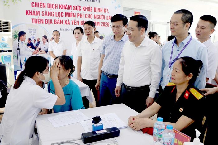 Chủ tịch UBND tỉnh Lào Cai Nguyễn Tuấn Anh đến kiểm tra, động viên hoạt động khám sức khỏe định kỳ tại xã Yên Bình (Lào Cai).