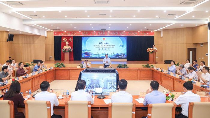 Hội nghị trực tuyến về thúc đẩy kết nối và phát triển vận tải đa phương thức.