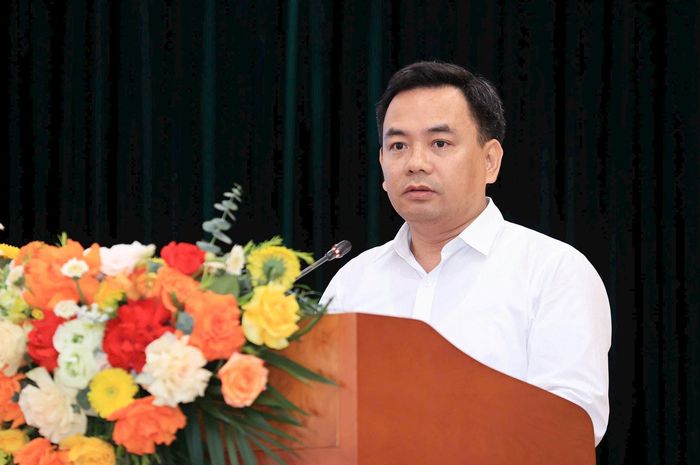 Phó vụ trưởng Vụ Vận tải và An toàn giao thông Đỗ Công Thủy trình bày báo cáo tại Hội nghị.