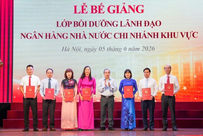 Phó Thống đốc Thường trực Đoàn Thái Sơn trao quyết định và tặng hoa chúc mừng 8 học viên có thành tích xuất sắc