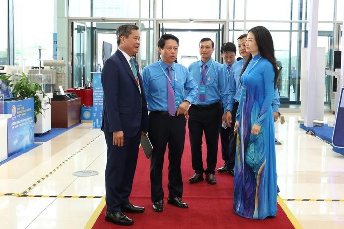 Phó Thống đốc Ngân hàng Nhà nước Phạm Tiến Dũng và Phó Chủ tịch Thường trực Công đoàn Ngân hàng Việt Nam Nguyễn Khánh Chi thảo luận bên lề đại hội.