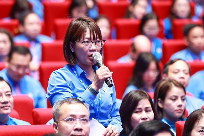 Đại biểu Trần Thị Chi, Chủ tịch Công đoàn Công ty THHH New Wing, LĐLĐ Bắc Ninh, phát biểu về chăm sóc sức khỏe chủ động cho người lao động - Ảnh: VGP/Nhật Bắc
