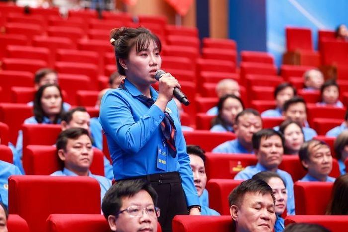 Đại biểu Nguyễn Thị Mai Chi, Chủ tịch Công đoàn cơ sở Công ty THHH, NewApparel Far Eastern, Liên đoàn Lao động tỉnh Đồng Nai, phát biểu về vấn đề tiền lương và phúc lợi tốt hơn để người lao động yên tâm cống hiến - Ảnh: VGP/Nhật Bắc
