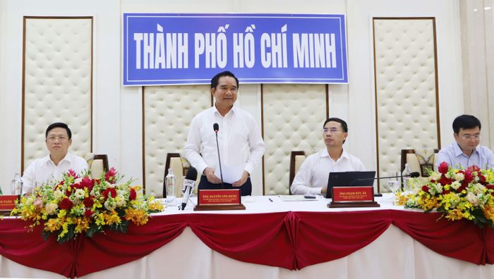 Ông Nguyễn Văn Được - Chủ tịch UBND TP. Hồ Chí Minh chỉ đạo các đơn vị trên địa bàn tháo gỡ khó khăn cho các dự án vướng mắc kéo dài để ngân hàng xem xét cấp tín dụng