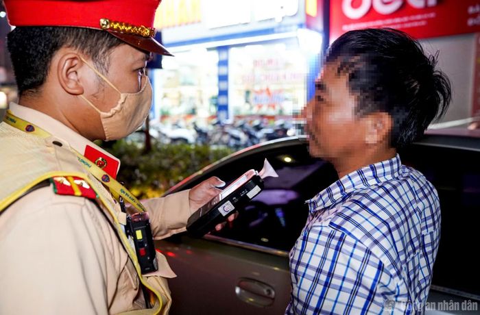 Cảnh sát đo nồng độ cồn ông Trần K.L.