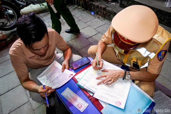 Nam thanh niên Nguyễn V.T. sau khi bị phát hiện vi phạm.