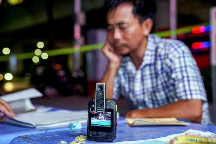 Cảnh sát sử dụng camera nghiệp vụ ghi lại toàn bộ quá trình làm việc, xử phạt đối với người vi phạm nồng độ cồn.