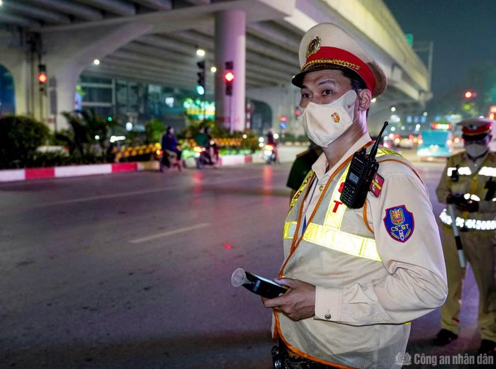  Hơn 23h đêm, những chiến sĩ CSGT Thủ đô vẫn bền bỉ giữ gìn sự bình yên trên từng cung đường, từng ngã phố. 