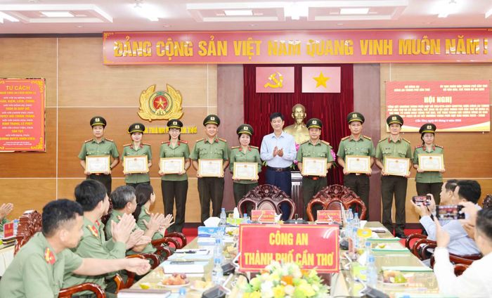 Đồng chí Lâm Thanh Dũng, Phó Giám đốc Sở VH-TT&amp;DL trao Giấy khen của Sở VH-TT&amp;DL tặng tập thể, cá nhân CATP.