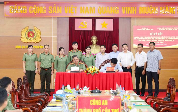 CATP Cần Thơ và Sở VH-Tt&amp;DL thực hiện nghi thức ký kết chương trình phối hợp.