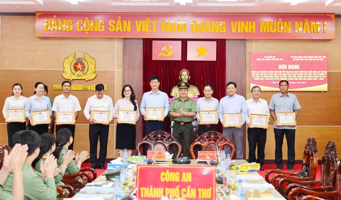 Đại tá Nguyễn Thanh Tràng, Phó Giám đốc CATP trao Giấy khen của Giám đốc CATP tặng cá nhân có thành tích xuất sắc thuộc Sở VH-TT&amp;DL.