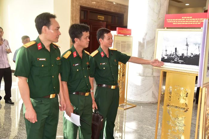 Các đại biểu tham quan triển lãm tại hội thảo.