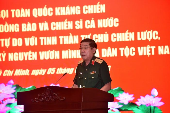 Thứ trưởng Bộ Quốc phòng Nguyễn Văn Gấu phát biểu khai mạc hội thảo.