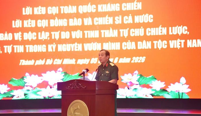 Phó Chủ nhiệm Tổng cục Chính trị QĐND Việt Nam Trương Thiên Tô phát biểu đề dẫn hội thảo.