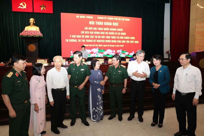 Các vị lãnh đạo và đại biểu tại hội thảo.