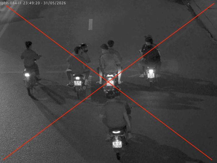 Các đối tượng chở 3 người trên xe mô tô dàn hàng ngang trên đường (ảnh cắt từ clip camera).