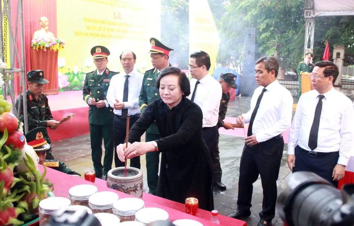 Phó Thủ tướng Phạm Thị Thanh Trà thắp hương tại vị trí khai quật, tìm kiếm hài cốt liệt sĩ.