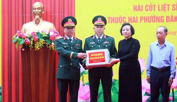 Phó Thủ tướng Phạm Thị Thanh Trà tặng quà động viên lực lượng tổ chức tìm kiếm hài cốt liệt sĩ.