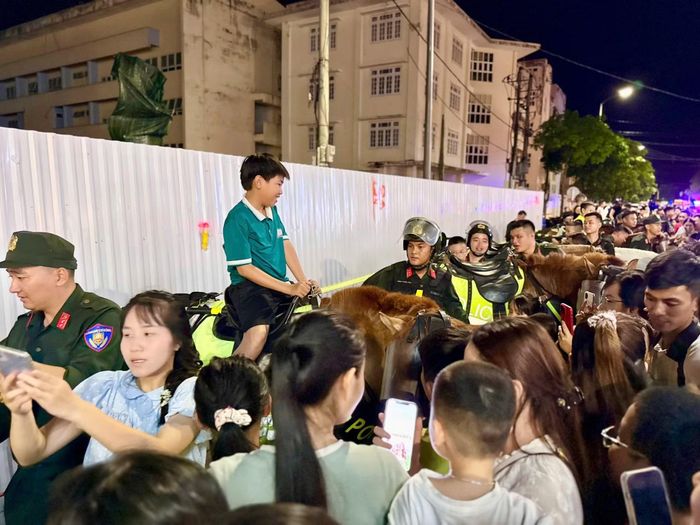 Các trẻ em thích thú, sung sướng khi lần đầu ngồi trên lưng ngựa và được chụp ảnh lưu niệm cùng các chiến sĩ của Đội Kỵ binh.