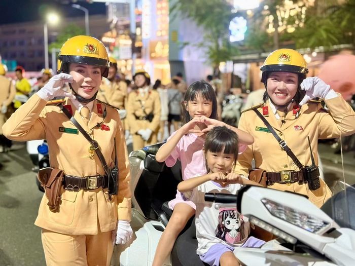 Nhiều trẻ em thích thú, vui mừng khi được chụp ảnh lưu niệm cùng các chiến sĩ trong Đoàn mô tô.