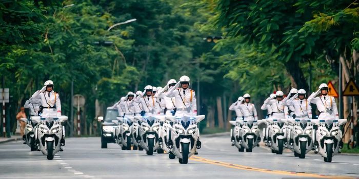 Đội hình mô tô hộ tống của Bộ Tư lệnh Cảnh vệ tập luyện, biểu diễn phục vụ nhân dân tại tuyến đường Lê Duẩn, TP Huế.