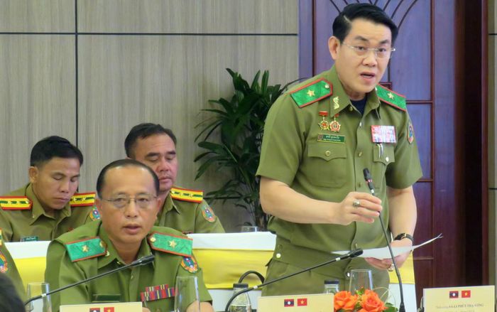 Thiếu tướng Sả-Li Phút-Thạ-Vông, Phó Tổng Cục trưởng Tổng cục Cảnh sát - Bộ Công an Lào, phát biểu tại hội nghị.