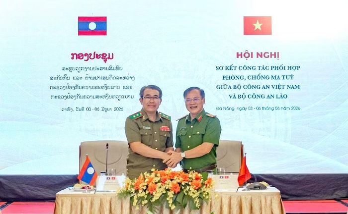 Thứ trưởng Nguyễn Văn Long và Trung tướng Kong-Sa-Vắt Bùn-Liệng.