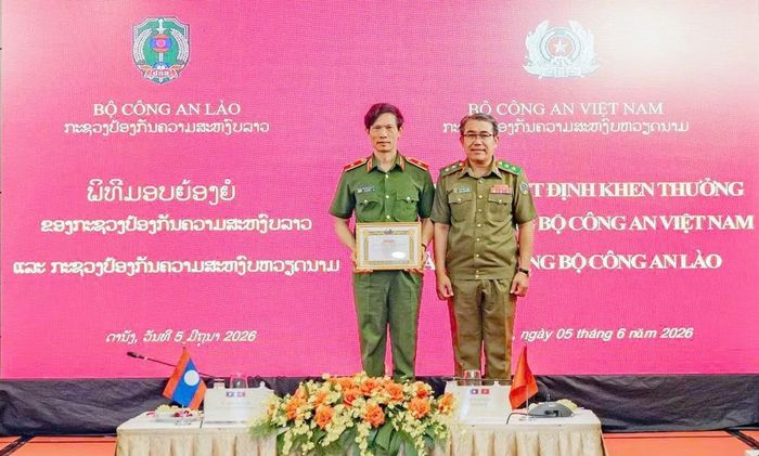 Trung tướng Kong-Sa-Vắt Bùn-Liệng trao Giấy khen của Bộ Công an Lào tặng Cục CSĐT tội phạm về ma túy - Bộ Công an Việt Nam.