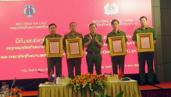 Thứ trưởng Nguyễn Văn Long trao Thư khen của Bộ Công an Việt Nam cho các tập thể.