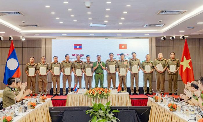 Thứ trưởng Nguyễn Văn Long khen thưởng 2 tập thể thuộc Bộ Công an Lào và 10 Công an tỉnh giáp biên của Lào có thành tích trong phối hợp phòng, chống ma túy.