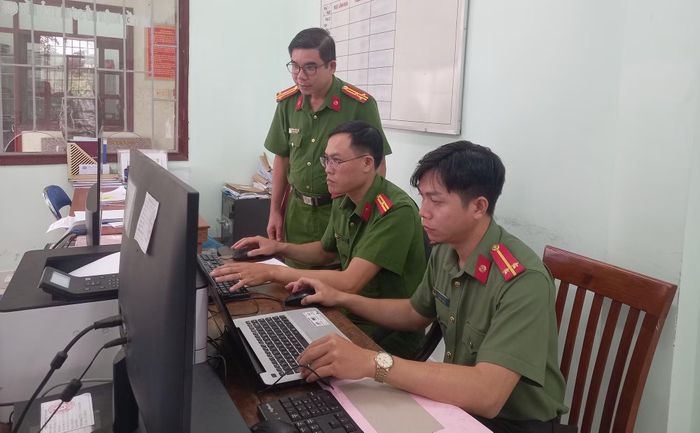 Thượng tá Trương Văn Lùng, Trưởng Công an xã Vân Hòa, tỉnh Đắk Lắk kiểm tra công tác tra cứu cơ sở dữ liệu dân cư phục vụ công tác quản lý hành chính về trật tự xã hội ở địa phương. Ảnh: Hữu Toàn.