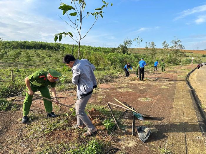 Công an xã Vân Hòa, tỉnh Đắk Lắk cùng Đoàn Thanh niên xã trồng cây xanh ven tuyến đường Tỉnh lộ 643 qua “Khu di tích lịch sử quốc gia căn cứ cách mạng tỉnh Phú Yên thời kháng chiến chống Mỹ”.