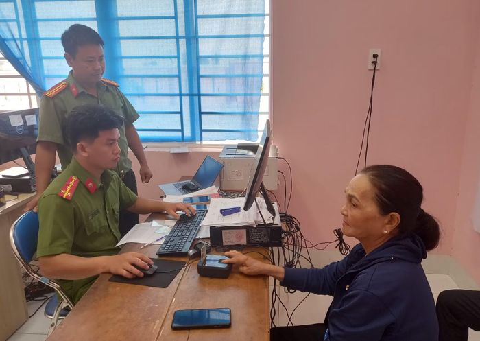 Công an xã Vân Hòa, tỉnh Đắk Lắk định danh điện tử cho người dân. Ảnh: Hữu Toàn.