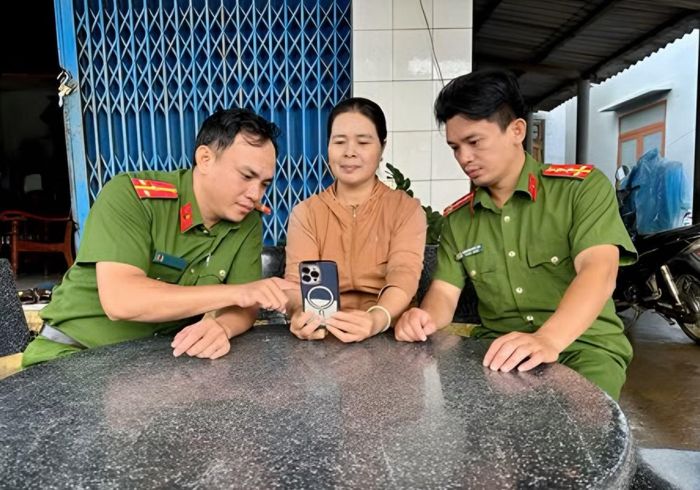 Mỗi khi xuống các thôn xóm, CBCS Công an xã Vân Hòa, tỉnh Đắk Lắk không chỉ tuyên truyền pháp luật mà còn chỉ dẫn cho người dân nắm bắt những tiện ích và thao tác sử dụng VNeID.