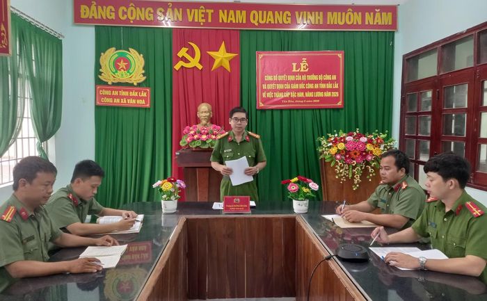 Thượng tá Trương Văn Lùng, Trưởng Công an xã Vân Hòa, tỉnh Đắk Lắk trao đổi nghiệp vụ với một số cán bộ, chiến sĩ trong đơn vị. Ảnh: Hữu Toàn.