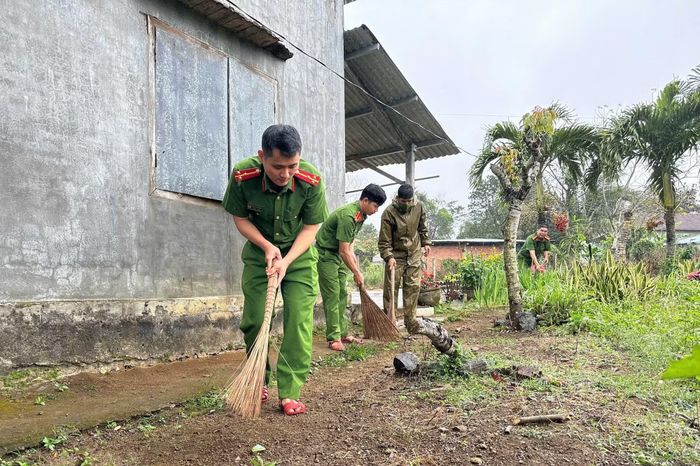  Công an xã Vân Hòa, tỉnh Đắk Lắk hỗ trợ thu dọn vệ sinh, cắt tỉa cây xanh tại gia đình hai người con liệt sĩ trong mô hình "Nghĩa tình Công an xã". 