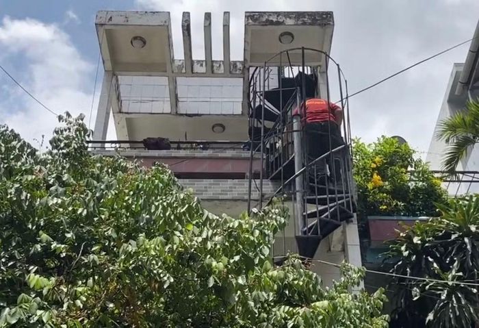 Nạn nhân được di chuyển xuống đất.