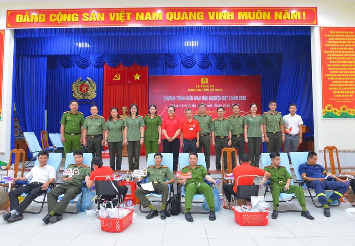 Đông đảo CBCS Công an Cà Mau tham gia hiến máu tình nguyện.