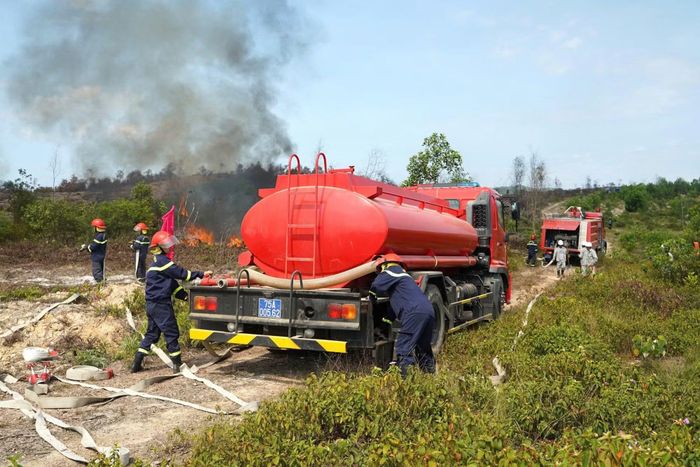 Cảnh sát PCCC và CNCH Công an TP Huế tham gia diễn tập chữa cháy rừng tại phường Phú Bài.