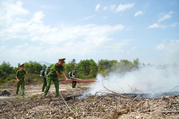 CBCS Công an phường Phú Bài tham gia diễn tập chữa cháy rừng.