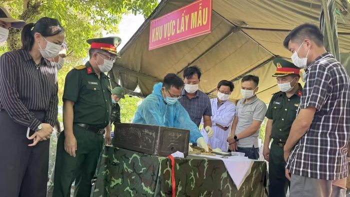 Cơ quan chức năng tiến hành lấy mẫu gần 6.000 phần mộ liệt sĩ ở Nghĩa trang Quốc gia Đường 9 để giám định ADN, xác định danh tính liệt sĩ.