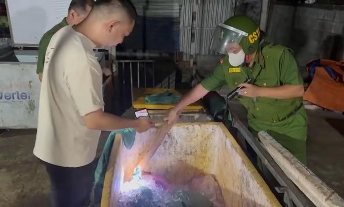 Phòng Cảnh sát Quản lý hành chính về trật tự xã hội phối hợp Công an phường Long Bình kiểm tra đột xuất một cơ sở giết mổ heo trái phép.