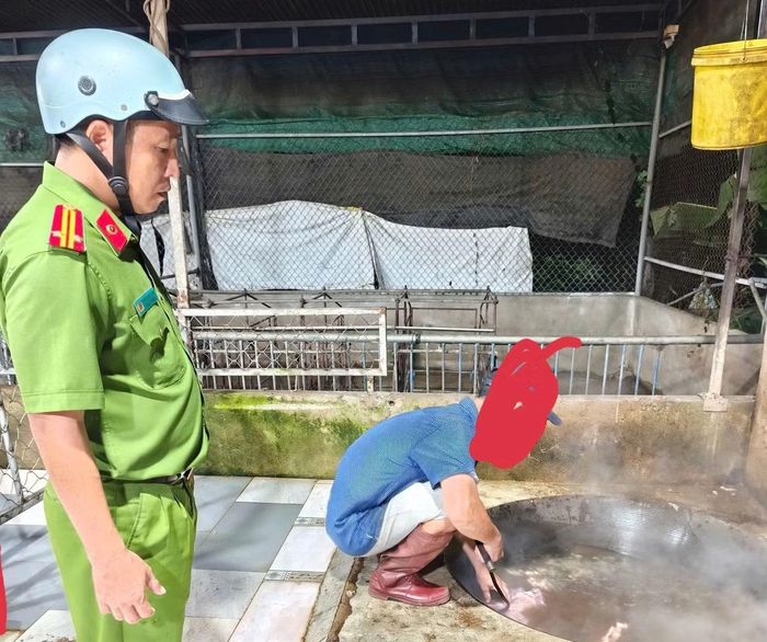 Công an xã Xuân Đường kiểm tra, xử lý cơ sở giết mổ động vật không phép.