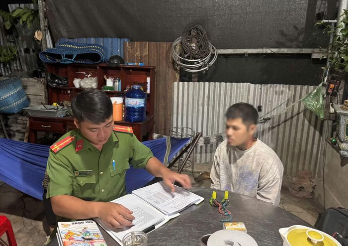 Cơ quan Công an làm việc với chủ cơ sở giết mổ heo trái phép tại phường Long Bình.