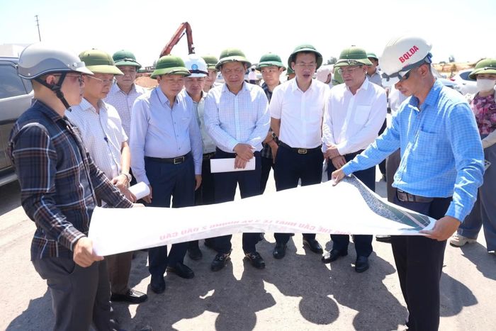 Ông Lê Hồng Vinh - Chủ tịch UBND tỉnh Quảng Trị cùng đại diện các sở, ngành, địa phương kiểm tra thực tế tại các công trình giao thông trọng điểm trên địa bàn.