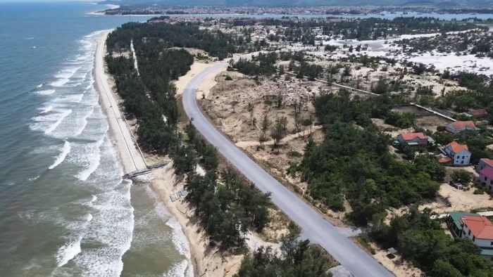 Đường ven biển phía Bắc tỉnh Quảng Trị đã đã giải phóng mặt bằng 79,2km/80km đạt 99% nhưng tỷ lệ giải ngân vốn đầu tư công của dự án trong năm 2026 mới đạt 11,1% theo kế hoạch.