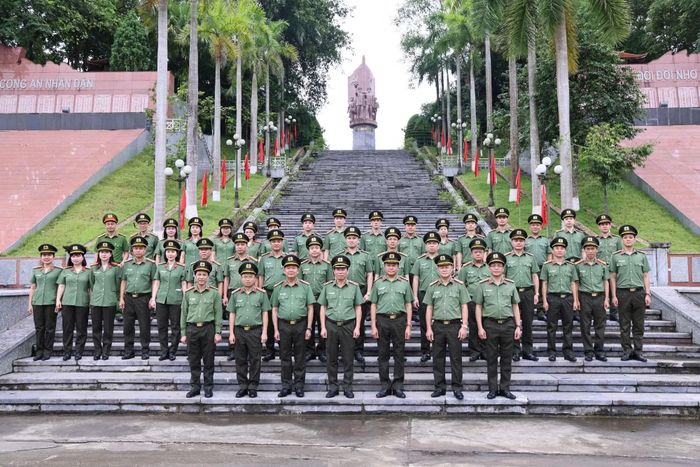 Đoàn đại biểu chụp ảnh lưu niệm tại Khu di tích lịch sử Nha Công an Trung ương.