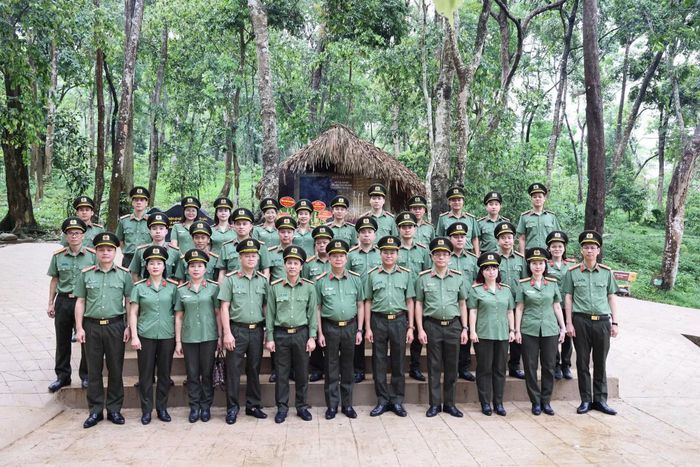 Đoàn đại biểu tổ chức sinh hoạt chính trị tại Khu di tích lịch sử Quốc gia đặc biệt Tân Trào.