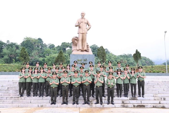 Đoàn đại biểu chụp ảnh lưu niệm tại Tượng đài Bác Hồ ở Tân Trào.